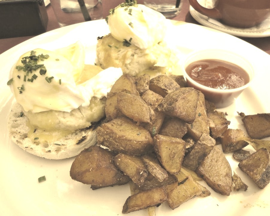 Chesapeake Benedict, Gigi Restaurant and Lounge (by Taylor McConnell)