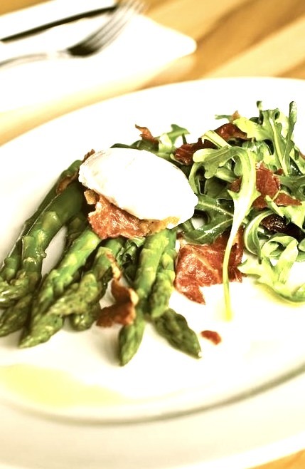 Asparagus, Crispy Prosciutto & Poached Egg Salad (via Sac Mag)